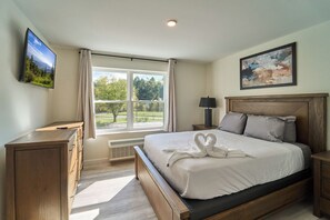 Desk, free WiFi, bed sheets - Ruby 210: 1BD | Great LOCATION + Shared Amenities! (Pigeon Forge)