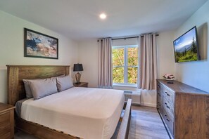 Desk, travel cot, free WiFi, bed sheets
