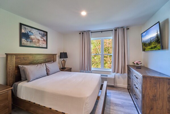 Desk, travel cot, free WiFi, bed sheets