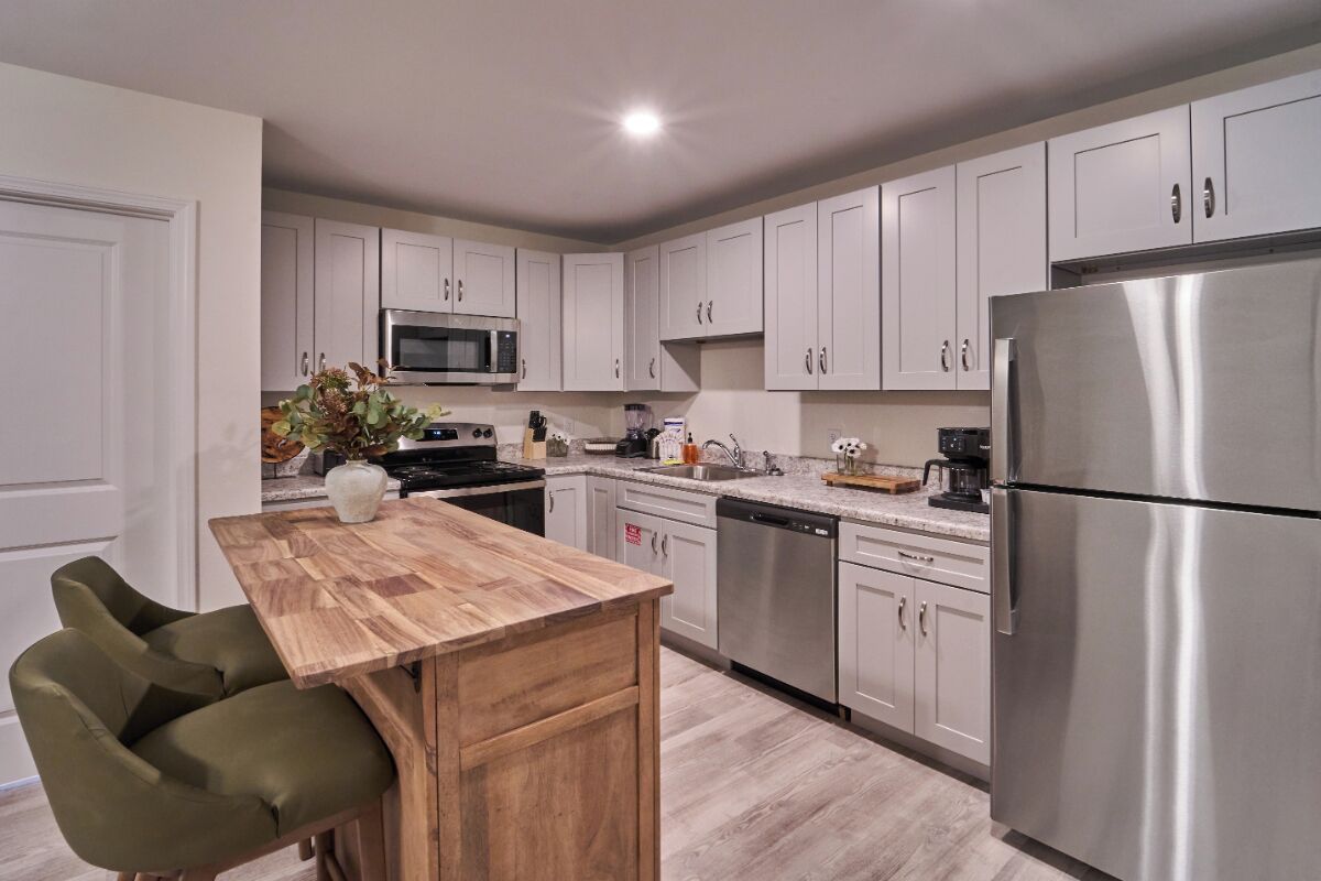 Réfrigérateur, four à micro-ondes, un four, surface de cuisson