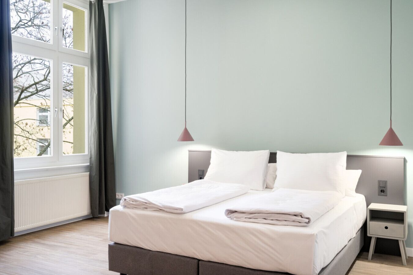 Tabla de planchar con plancha, wifi y ropa de cama 