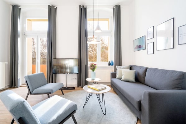 TV, stereo - Apartment (150sqm) with 3 Bedrooms & Balcony (Mitte / Wedding (Berlin))
