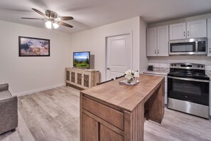 Fridge, microwave, oven, stovetop - Ruby 212: 1BD | Great LOCATION + Shared Amenities! (Pigeon Forge)