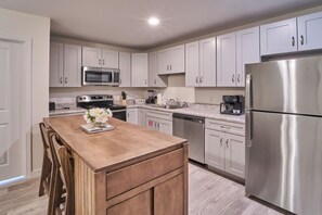 Fridge, microwave, oven, stovetop - Ruby 212: 1BD | Great LOCATION + Shared Amenities! (Pigeon Forge)
