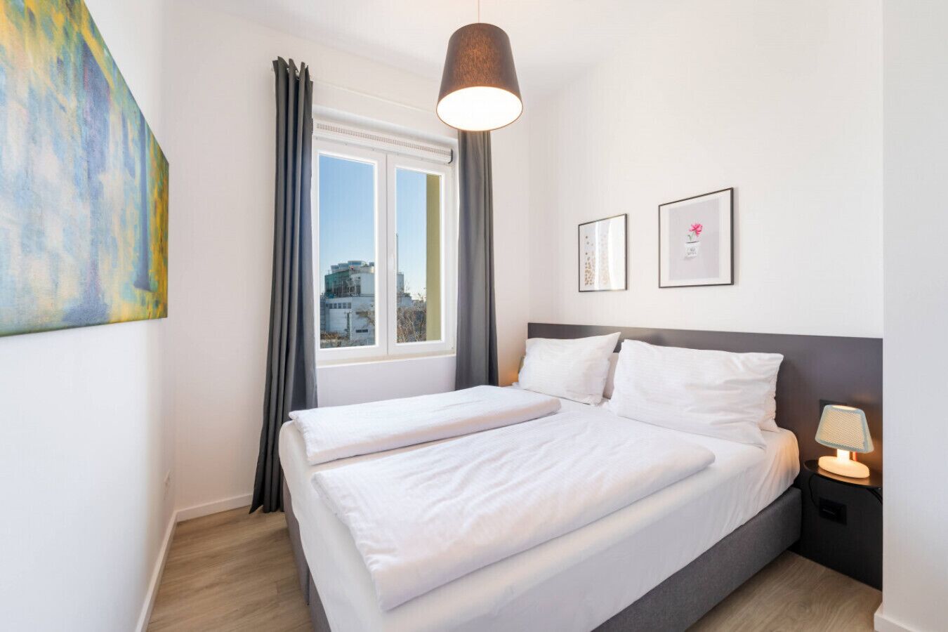 办公桌、熨斗/熨衣板、旅行婴儿床、WiFi