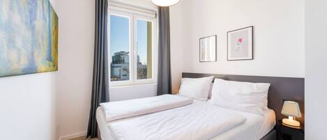 Schreibtisch, Bügeleisen/Bügelbrett, Reisekinderbett, WLAN