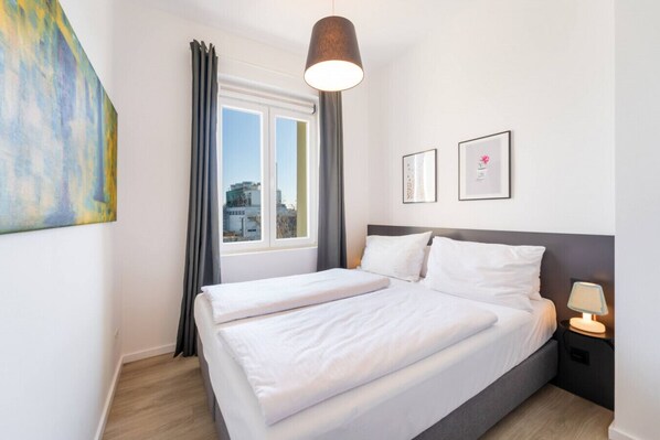 Desk, iron/ironing board, travel cot, WiFi - Apartment (110sqm) with 3 Bedrooms & Balcony (Mitte / Wedding (Berlin))