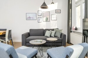 TV, stereo - Apartment (110sqm) with 3 Bedrooms & Balcony (Mitte / Wedding (Berlin))