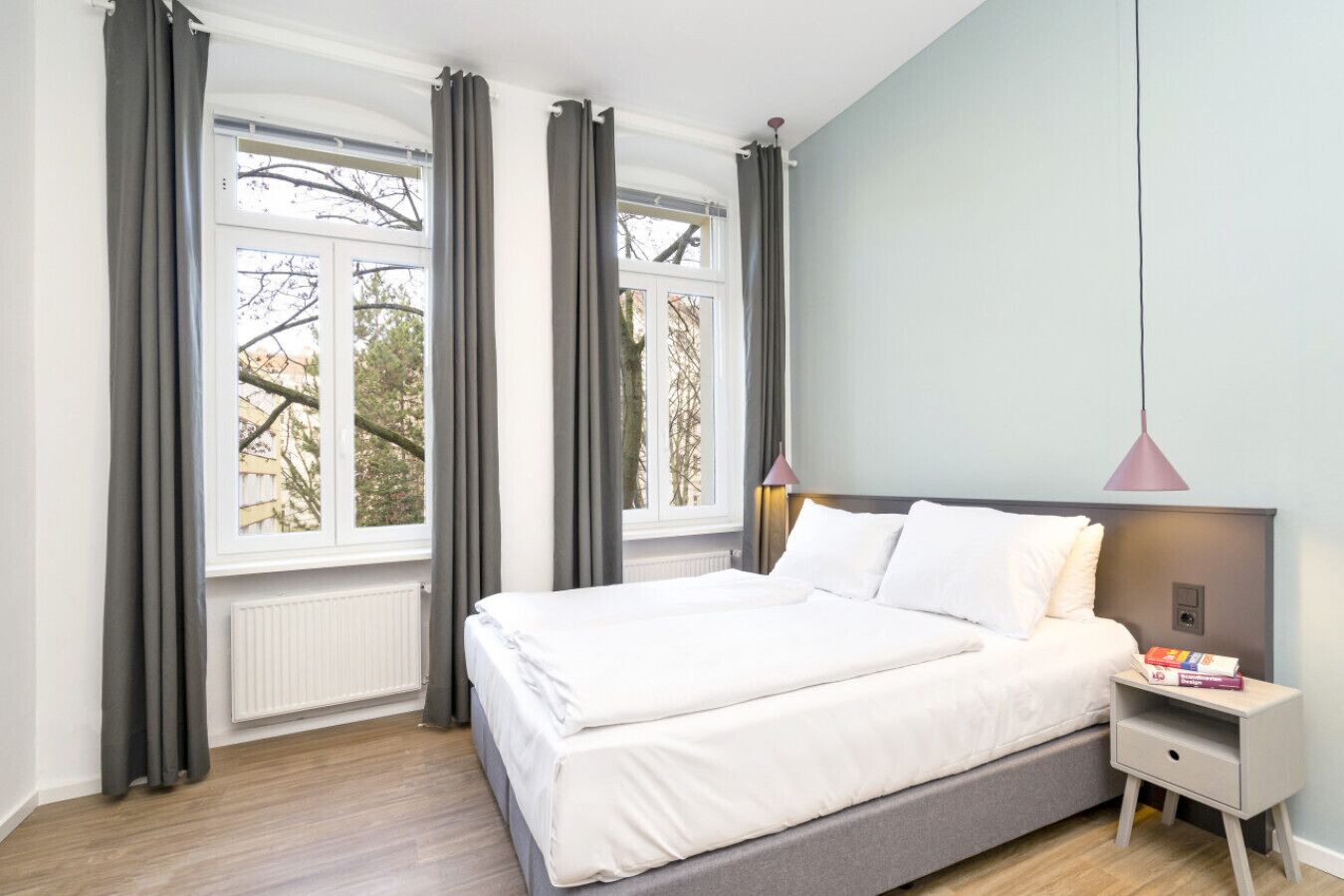 办公桌、熨斗/熨衣板、旅行婴儿床、WiFi