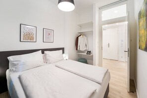 مكتب ومكواة/لوح كي وسرير سفر وواي فاي