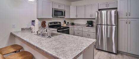 Frigorífico, microondas, horno y placa de cocina