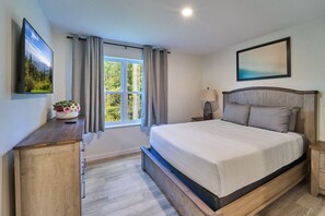 Desk, travel cot, free WiFi, bed sheets - Ruby 215: 2BD | Great Location + Shared Amenities! (Pigeon Forge)