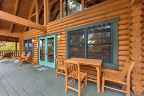 Outdoor dining - *Stunning 3BD Cabin w/ VIEWS! Hot Tub + Game Room* (Sevierville)