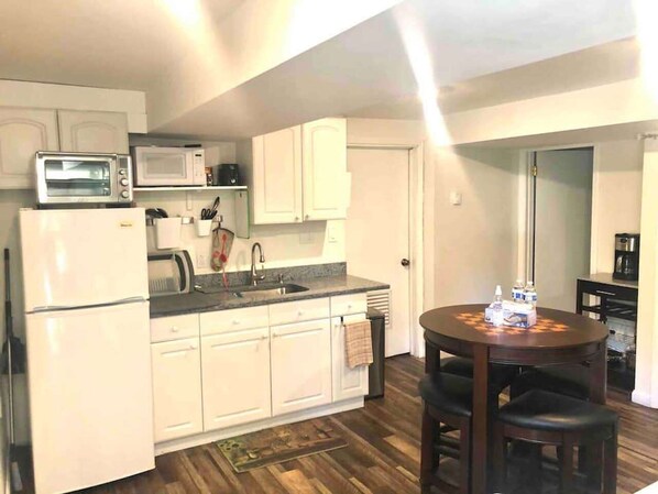 Een koelkast, een magnetron, een koffiezetapparaat/waterkoker