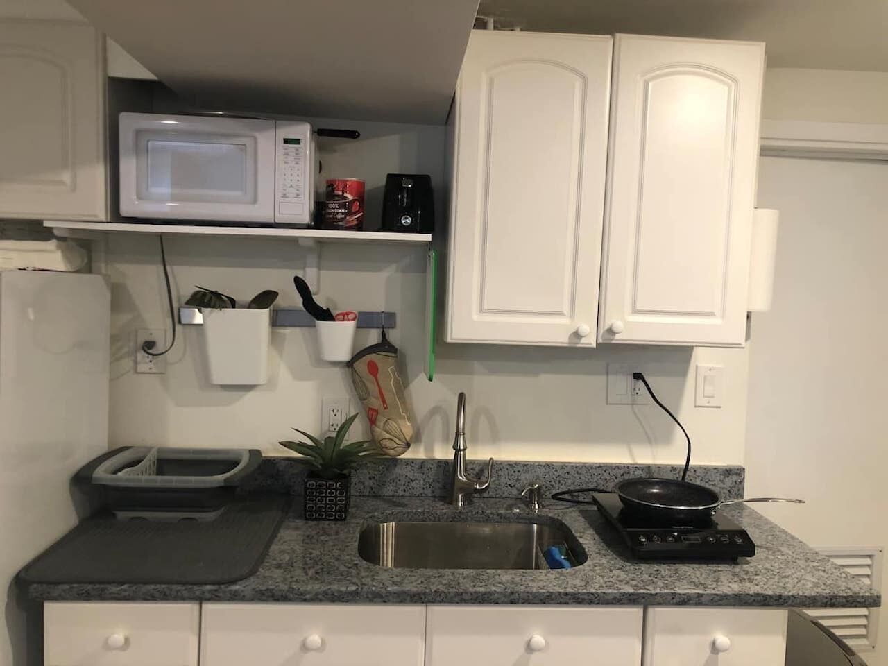 Een koelkast, een magnetron, een koffiezetapparaat/waterkoker