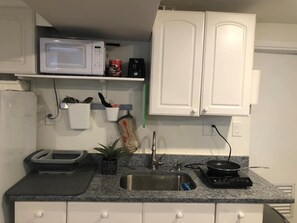 Een koelkast, een magnetron, een koffiezetapparaat/waterkoker