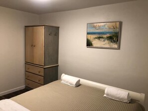 1 slaapkamer, een strijkplank/strijkijzer, gratis wifi, beddengoed