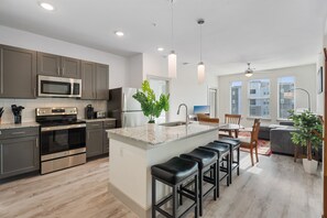 Fridge, microwave, oven, stovetop - 2BD/2BA Next to Airport qlg6 (Del Valle)