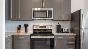 冰箱、微波炉、烤箱、炉灶