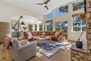 TV, fireplace - NEW Cabin | Pool Table | Golf Course | AC | EV Charger (Flagstaff)