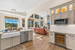 Fridge, microwave, oven, stovetop - NEW Cabin | Pool Table | Golf Course | AC | EV Charger (Flagstaff)