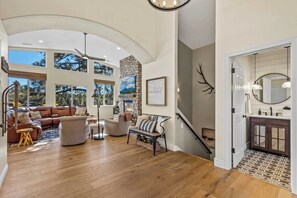 TV, fireplace - NEW Cabin | Pool Table | Golf Course | AC | EV Charger (Flagstaff)