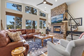 TV, fireplace - NEW Cabin | Pool Table | Golf Course | AC | EV Charger (Flagstaff)