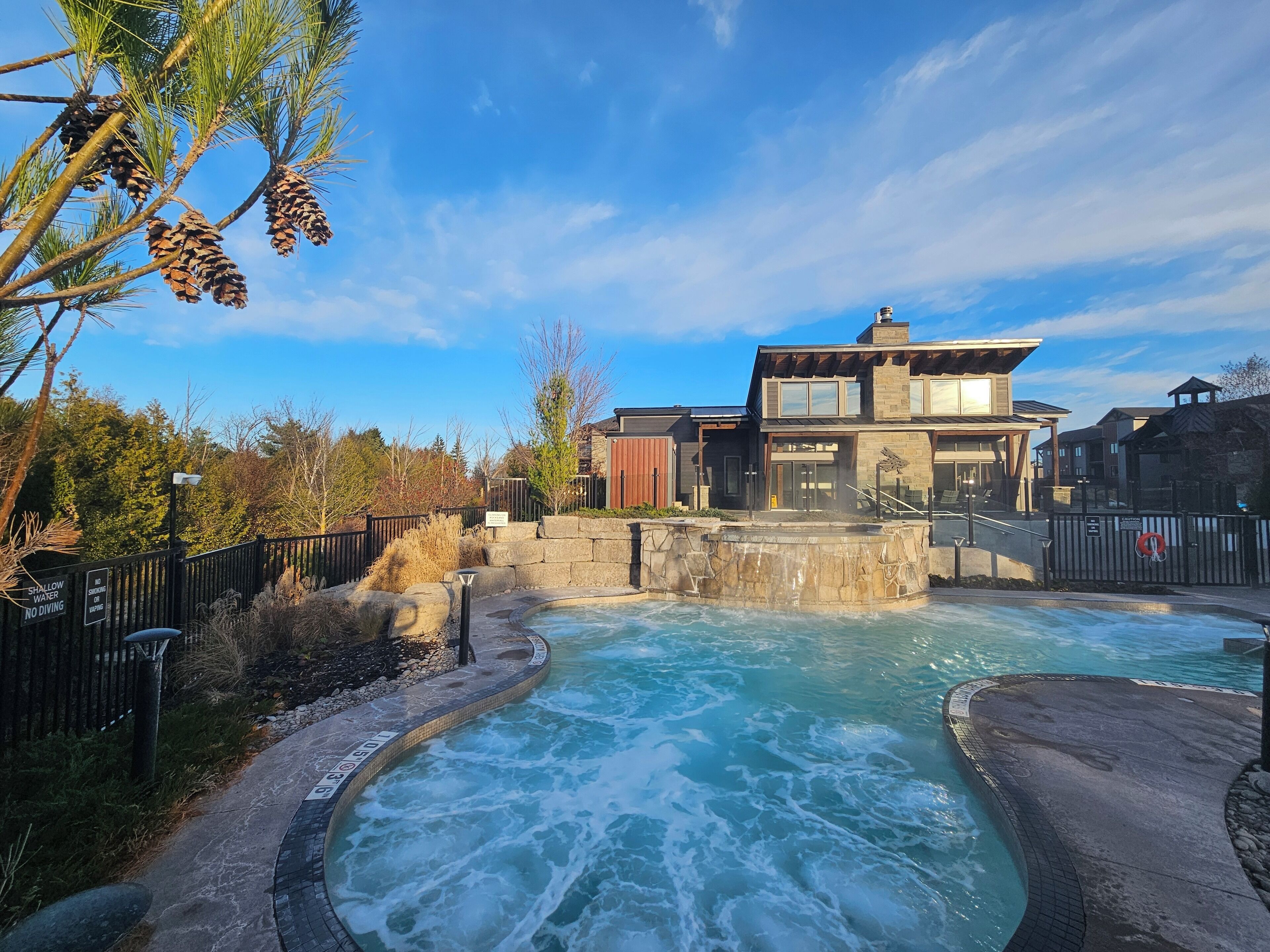Alberca al aire libre y alberca climatizada