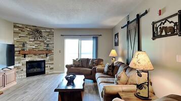 Condo (2 Bedrooms) | Property amenity