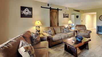 Condo (2 Bedrooms) | Property amenity