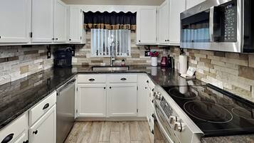 Condo (2 Bedrooms) | Property amenity