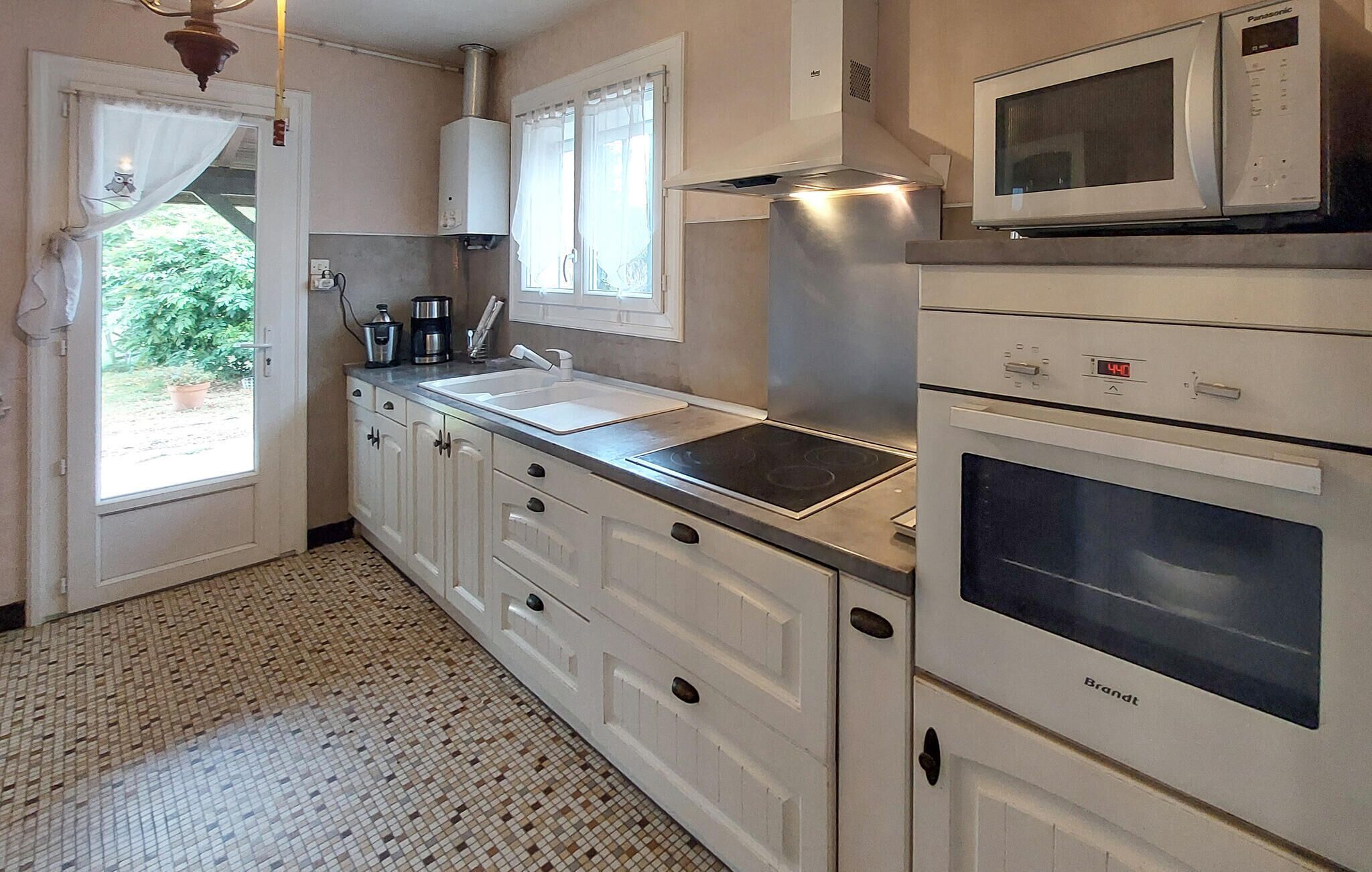 Fridge, oven, stovetop, coffee/tea maker