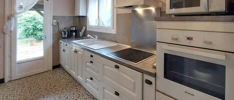 冷蔵庫、オーブン、コンロ、コーヒー / ティーメーカー