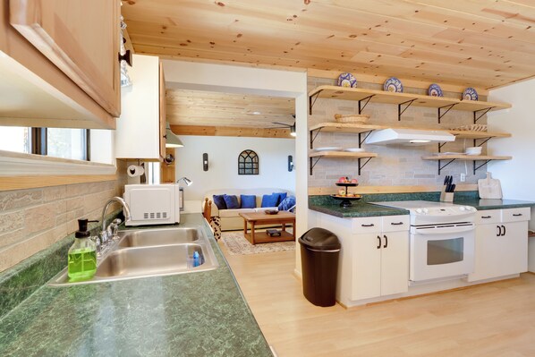 Fridge, microwave, stovetop, dishwasher - Near Nottely Lake: Serene Couple's Retreat w/ Deck (Blairsville)