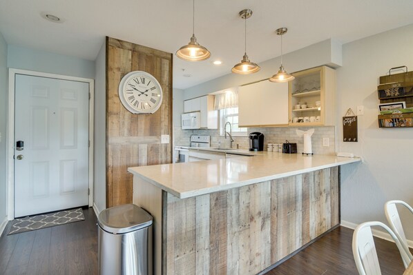 Fridge, microwave, stovetop, dishwasher