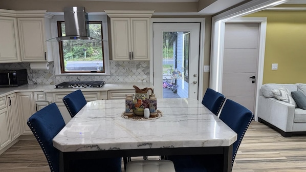 Dining - Relaxing Urban Escape all year round (Tobyhanna)