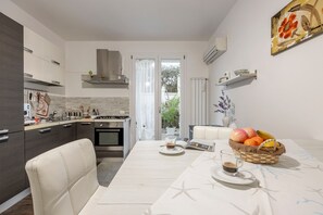 Kjøleskap, ovn, kokeplater og oppvaskmaskin