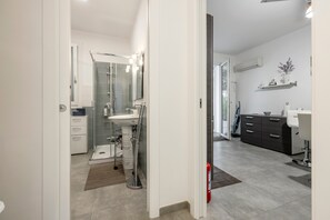 Ducha, secador de pelo y toallas