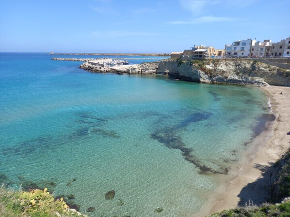 Una spiaggia nelle vicinanze