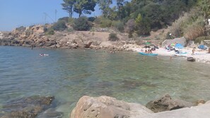 Una spiaggia nelle vicinanze