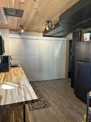 Microondas, horno, parrilla de estufa y lavavajillas 