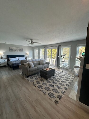 Marina View TC near Town, Beach, Biking, and Wineries, with custom Sauna