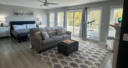 Marina View TC near Town, Beach, Biking, and Wineries, with custom Sauna