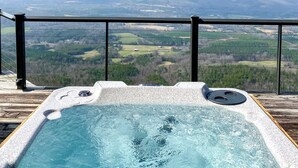 Ein Whirlpool mit Panoramablick auf ein Tal und Berge.