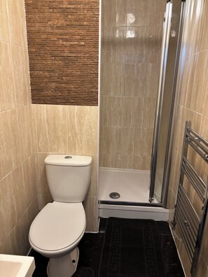 Serviettes fournies, savon, papier toilette