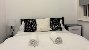 1 slaapkamer, een strijkplank/strijkijzer, wifi, beddengoed