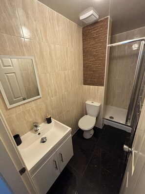 Towels, soap, toilet paper - Modern, Centre Prime Location, Sleeps 3, 2 Beds (Sheffield)