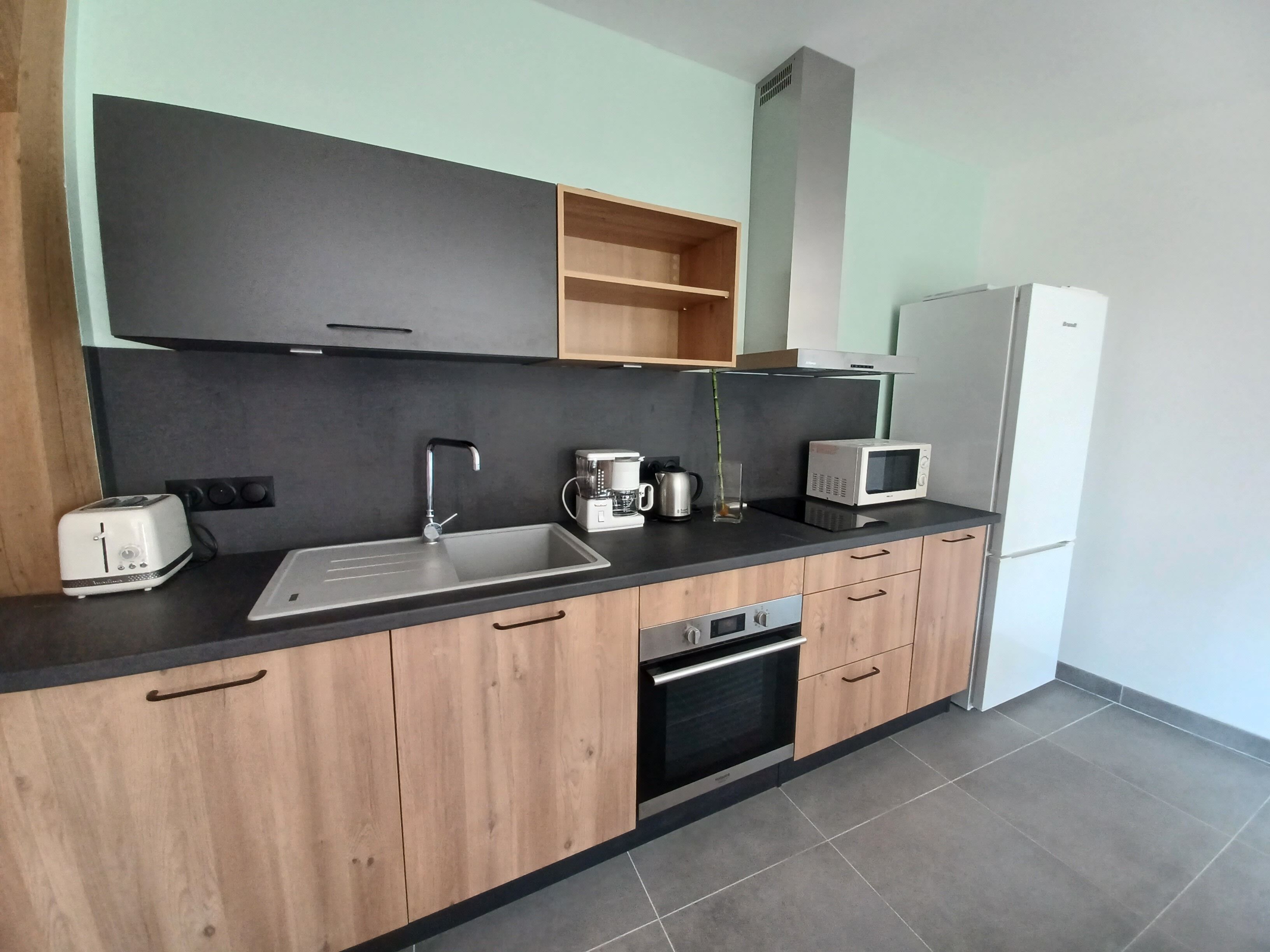 Réfrigérateur, micro-ondes, four, plaque de cuisson