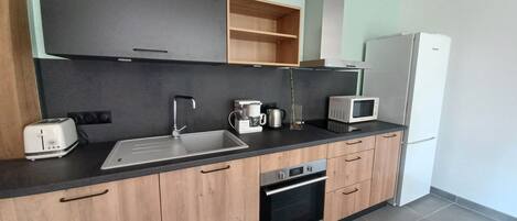 Réfrigérateur, micro-ondes, four, plaque de cuisson