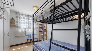 1 habitación y tabla de planchar con plancha 